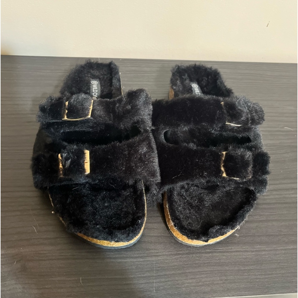 wild dive lounge fuzzy sandals